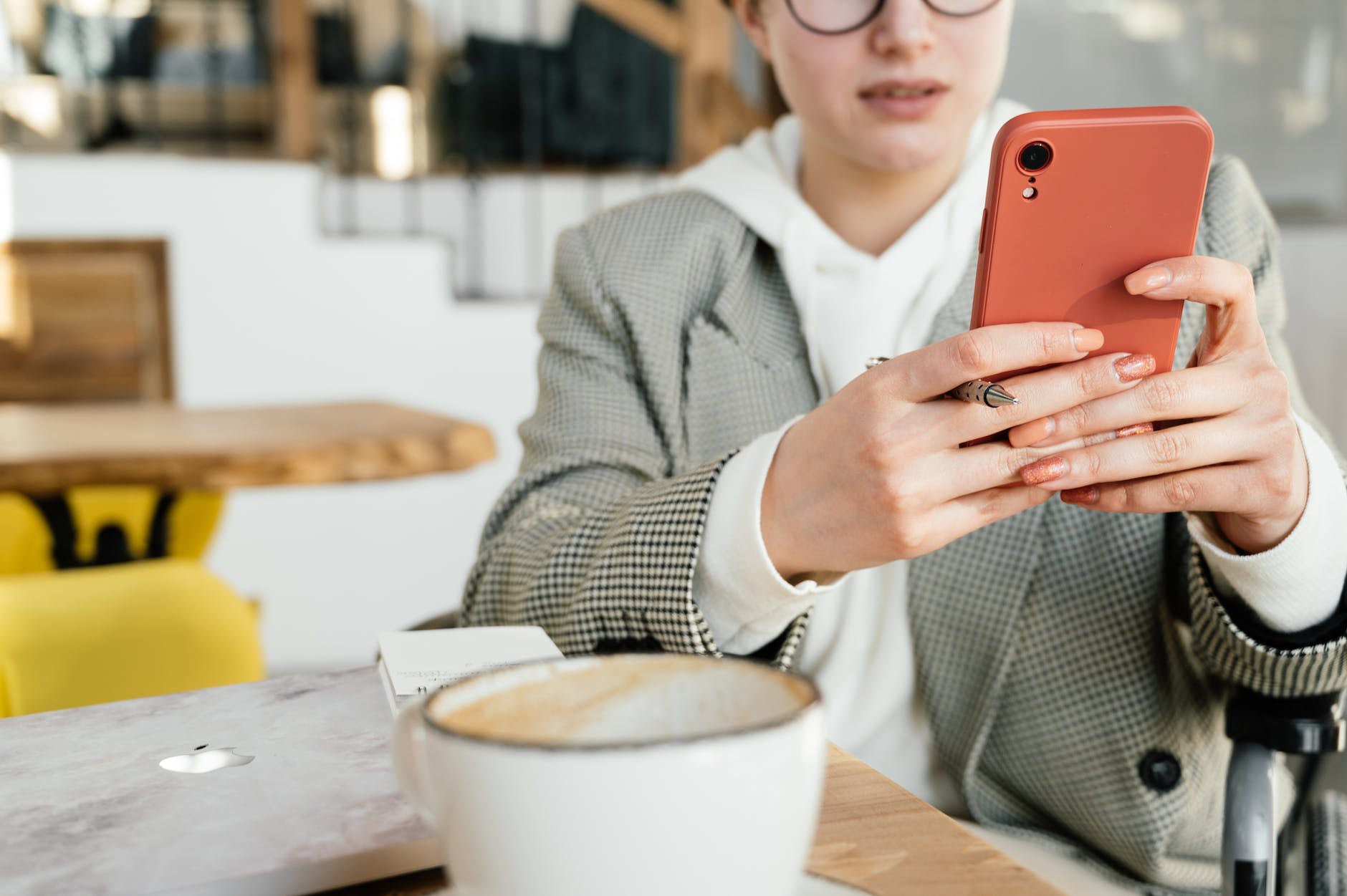 crop businesswoman using smartphone in cafe